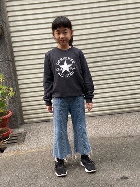 「CONVERSE（コンバース）のアイテム（スウェット）」を使った、Winnie Hsuさん（キッズ・138cm）の冬コーディネート