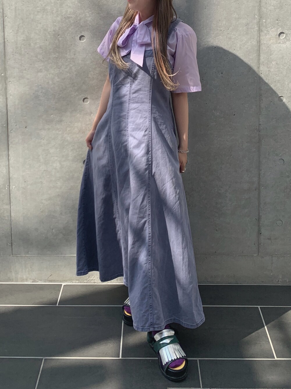「ジャンパースカート、パープルコーデ、ブラウス、サンダル、サンダルに靴下、パメオポーズ、服飾学生、いいね、save、フォローお願いします🤑、instagramフォローお願いします」｜「Sugar spoonの・【SUGAR SPOON】 ツインパネルキリカエワンピース＊★（ワンピース、ブルー系）」を使った、miyuさん（レディース・156cm）の夏コーディネートの1枚目の写真
