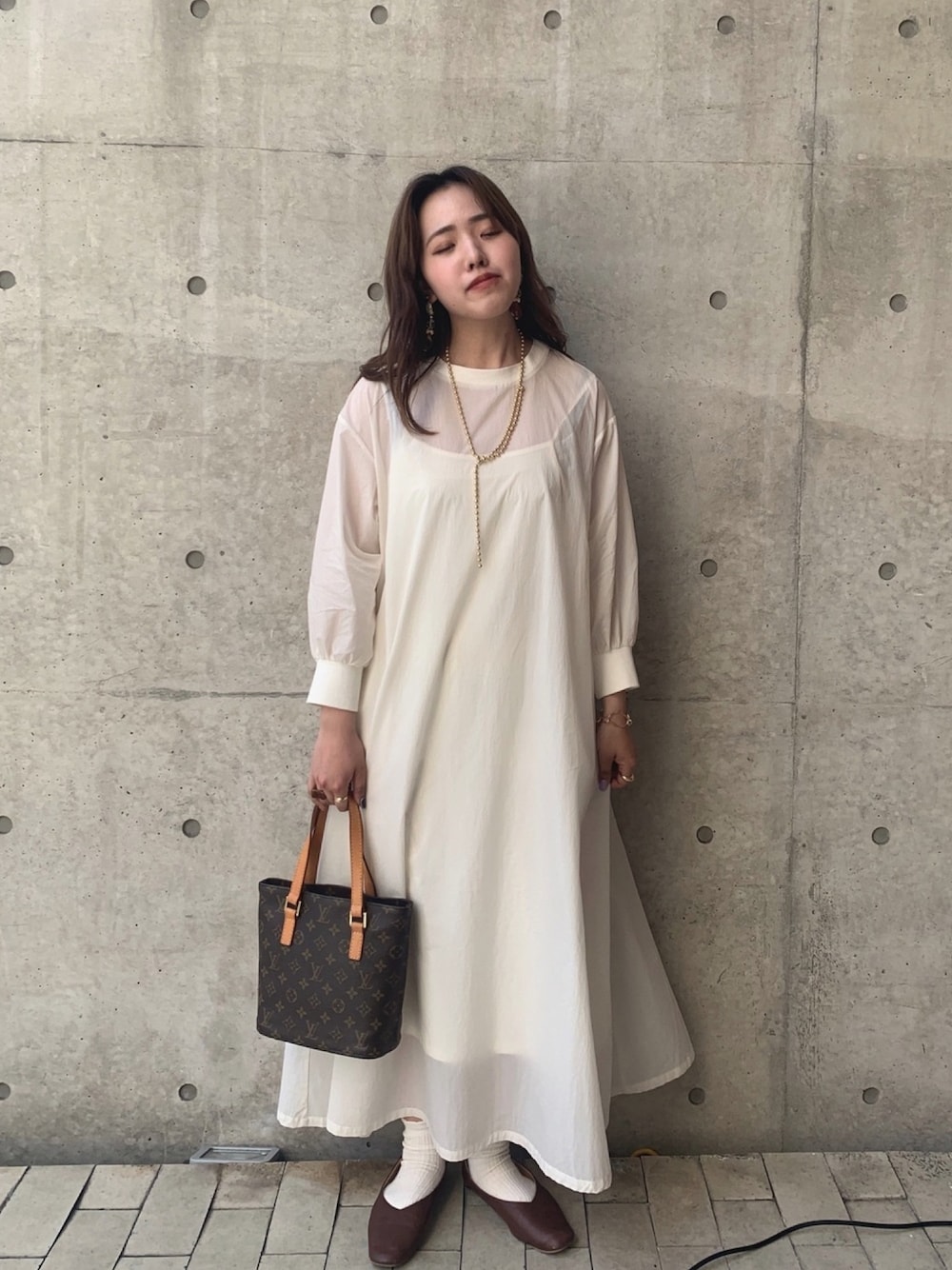 ホワイト系のワンピース、ブラウン系のトートバッグ、ブラウン系のバレエシューズを着用したレディースの春コーディネートの1枚目の写真