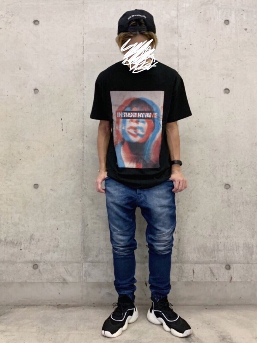 「INSTANTFAME、インスタントフェイム、シンプル、カジュアル、ゆるコーデ、バンドT、adidas、古着MIX、古着」｜「INSTANT FAMEのアイテム（Tシャツ/カットソー、ブラック系）」を使った、RUIさん（メンズ・166cm）の秋コーディネートの1枚目の写真