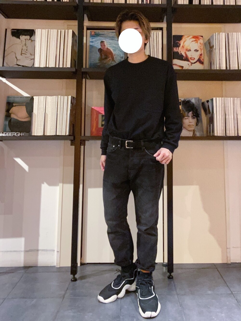 「UNIQLO、H&M、ブラック、黒、ブラックコーデ、プチプラ、シンプル、カジュアルコーデ、カジュアル、スニーカー」｜「UNIQLOのクルーネックＴ（長袖）（Tシャツ/カットソー、ブラック系）」を使った、RUIさん（メンズ・166cm）の秋コーディネートの1枚目の写真