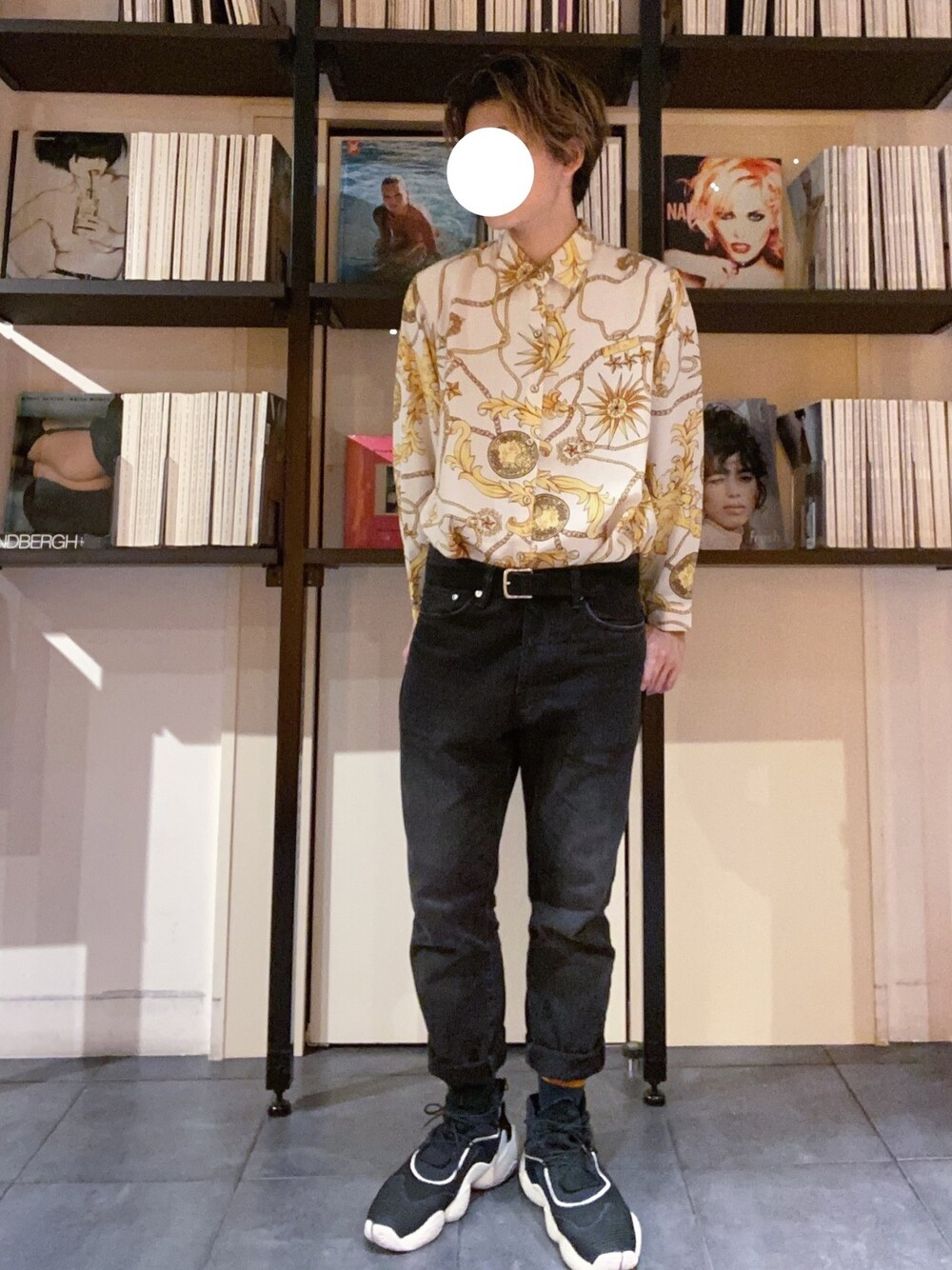 「古着、レトロ、シャツ、シャツスタイル、カジュアル、カジュアルコーデ、adidas、H&M、シンプル、プチプラ」｜「usedのアイテム（シャツ/ブラウス、イエロー系）」を使った、RUIさん（メンズ・166cm）の秋コーディネートの1枚目の写真
