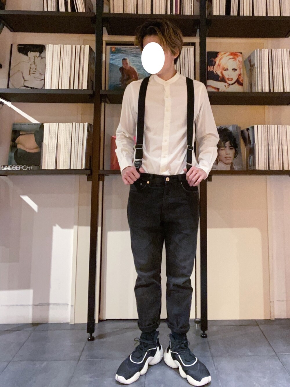 「サスペンダー、カジュアル、モノトーン、シンプル、UNIQLO、H&M、adidas、スニーカー、シャツスタイル、古着」｜「古着のアイテム（サスペンダー、ブラック系）」を使った、RUIさん（メンズ・166cm）の秋コーディネートの1枚目の写真
