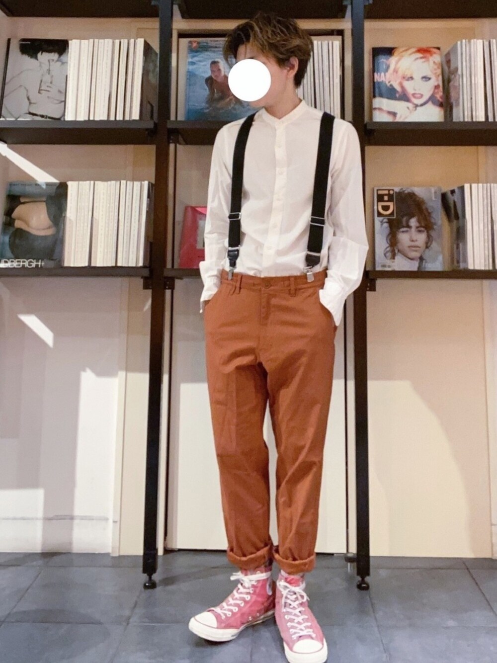 「古着、サスペンダー、UNIQLO、カラーパンツ、オレンジ、秋コーデ、大人カジュアル、きれいめカジュアル、スニーカー、シンプル」｜「UNIQLOのアイテム（パンツ、オレンジ系）」を使った、RUIさん（メンズ・166cm）の秋コーディネートの1枚目の写真