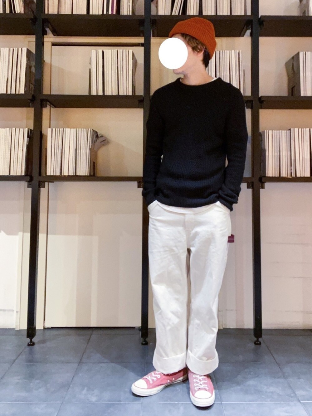 「きれいめカジュアル、冬のコーデ、ラフ、ニット、ニット帽、コンバース、白パンツ、カジュアル、H&M、UNIQLO」｜「H&MのH&M - ファインニットトップス - ブラック（ニット/セーター、ブラック系）」を使った、RUIさん（メンズ・166cm）の冬コーディネートの1枚目の写真