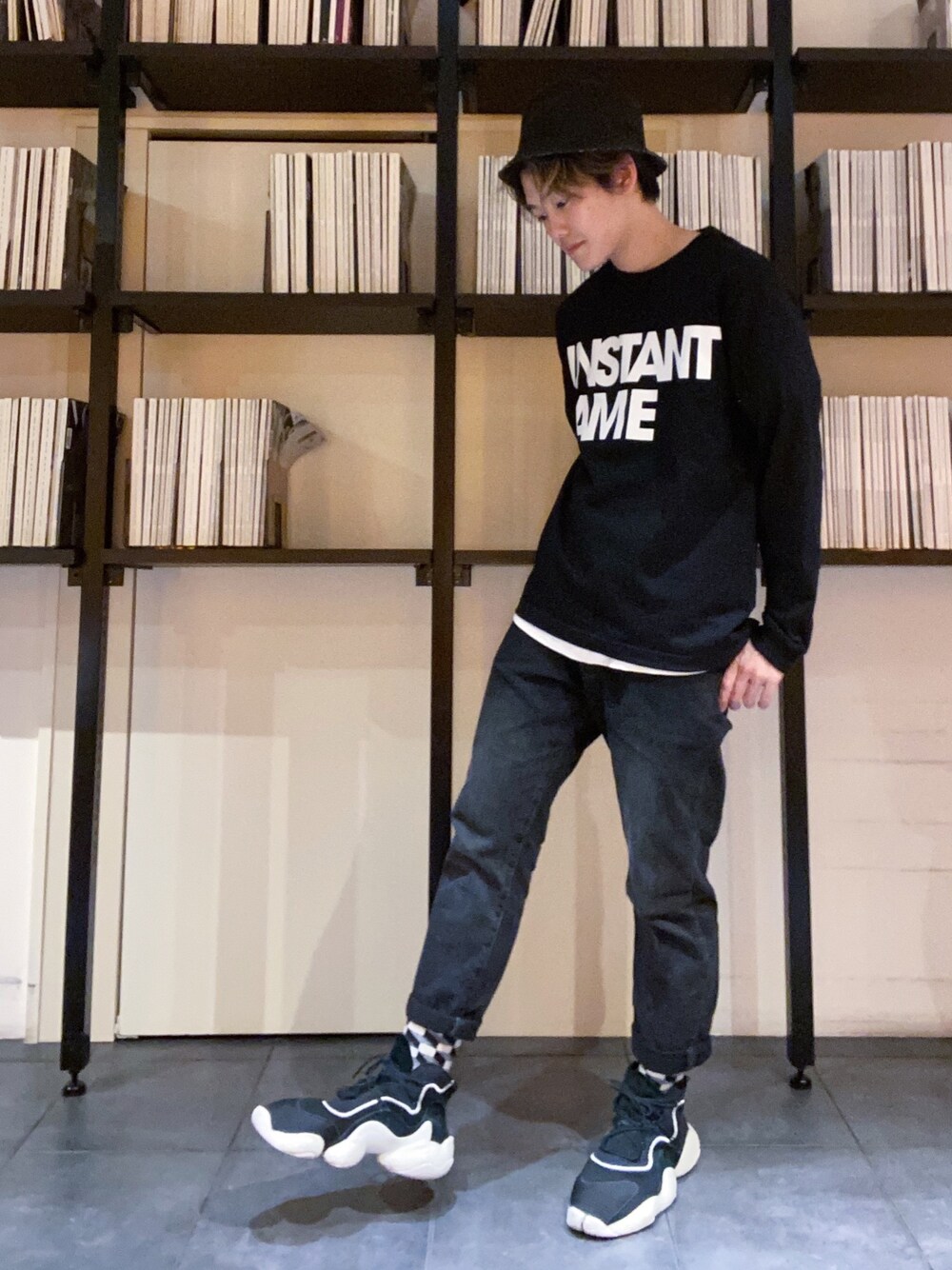 「デニム、ブラックコーデ、INSTANTFAME、Gifted Society、アディダス、カジャアルコーデ、ロゴT、ロールアップ、シンプル、はるコーデ」｜「My favorite song🌱のアイテム（その他、その他）」を使った、RUIさん（メンズ・166cm）の冬コーディネートの1枚目の写真