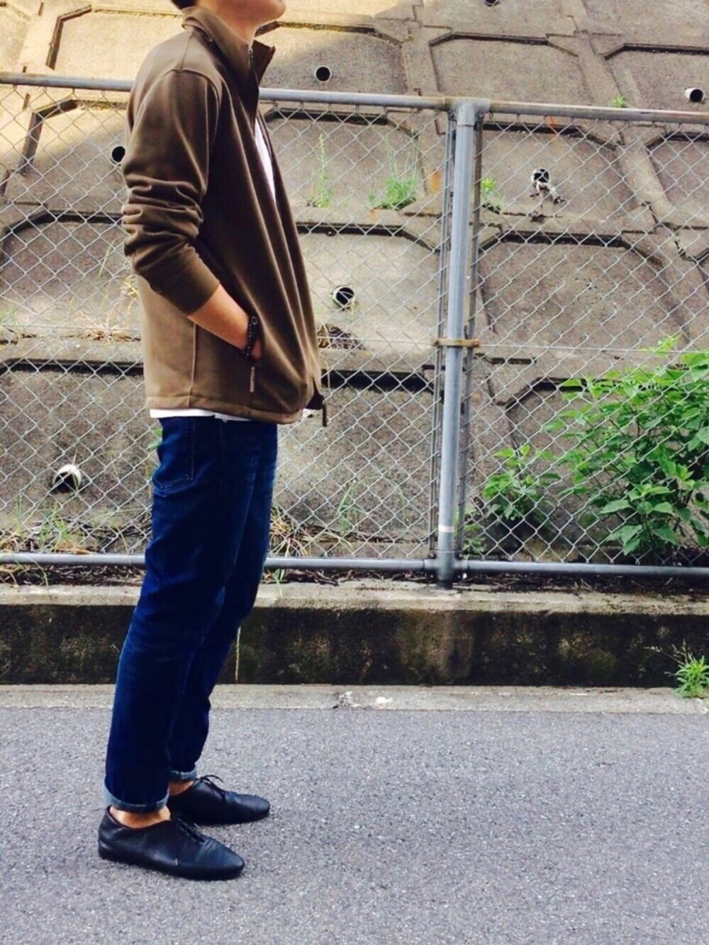 「ジャージ、ラフ、デニム、バレエシューズ、休日スタイル、ユニクロ」｜「UNIQLOのアイテム（ジャージ、ブラウン系）」を使った、yokkonさん（メンズ・178cm）の春コーディネートの1枚目の写真