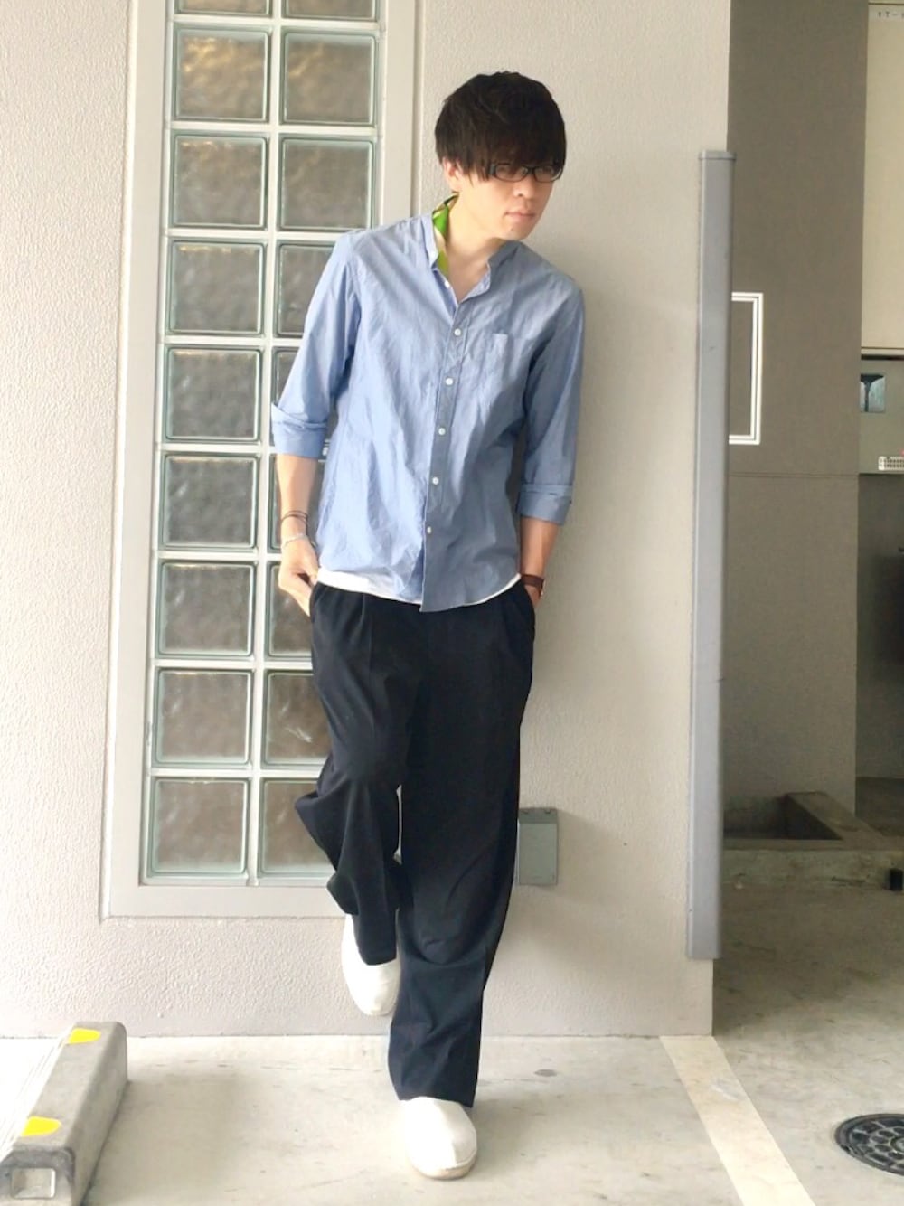 「シンプル、スカーフ、ワイドパンツ、ノーカラーシャツ、差し色、エスパドリーユ、ユニクロ、GU、フレンチ」｜「UNIQLOのエクストラファインコットンブロードスタンドカラーシャツ（長袖）（シャツ/ブラウス、ブルー系）」を使った、yokkonさん（メンズ・178cm）の夏コーディネートの1枚目の写真