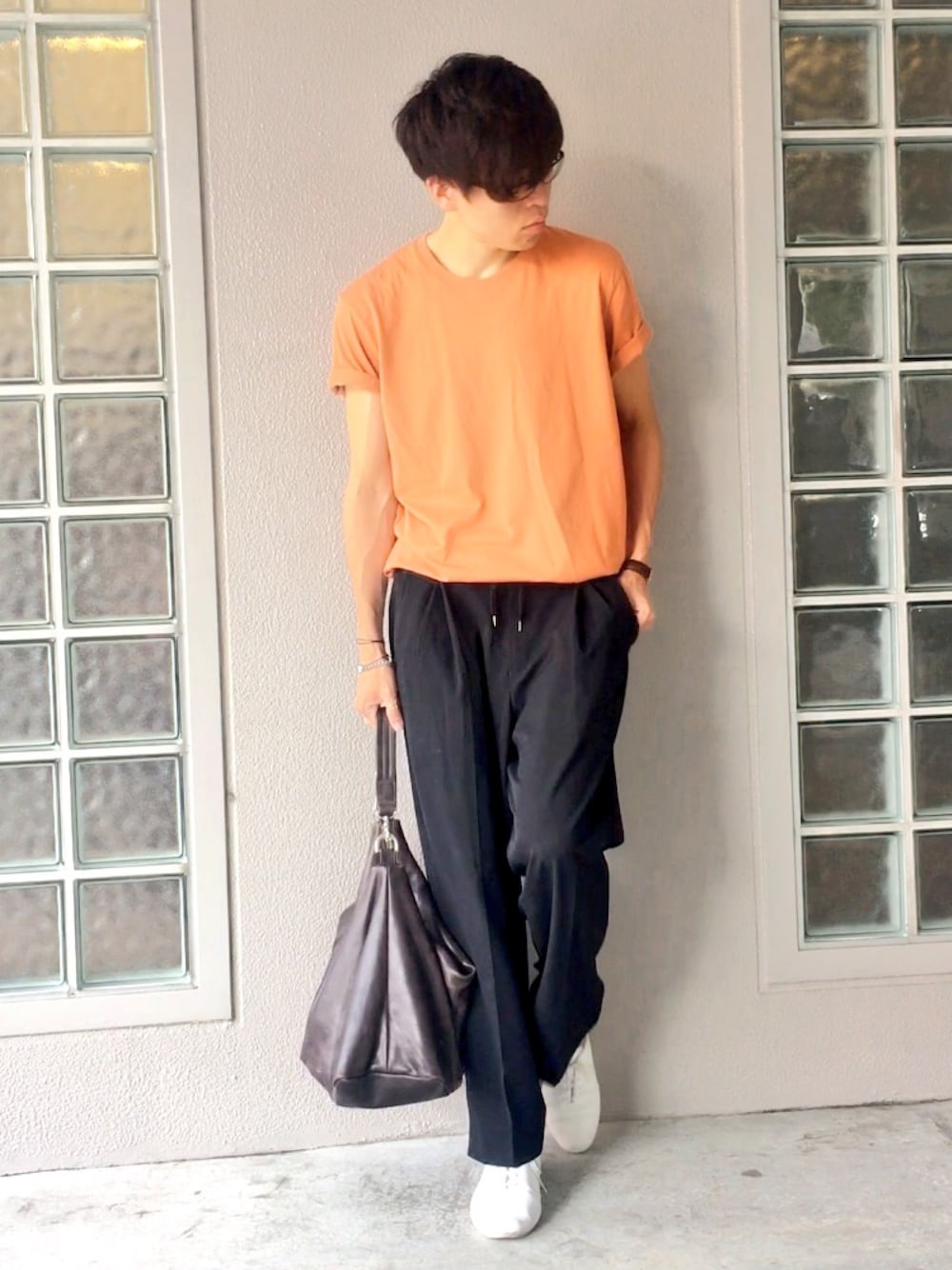 「ラフ、タックイン、Tシャツ、ビッグT、リラックススタイル、ワイドパンツ、UNIQLO、MB、STUDIOUS、スラックス」｜「UNIQLOのMEN スーピマコットンクルーネックT（半袖）（Tシャツ/カットソー、オレンジ系）」を使った、yokkonさん（メンズ・178cm）の夏コーディネートの1枚目の写真