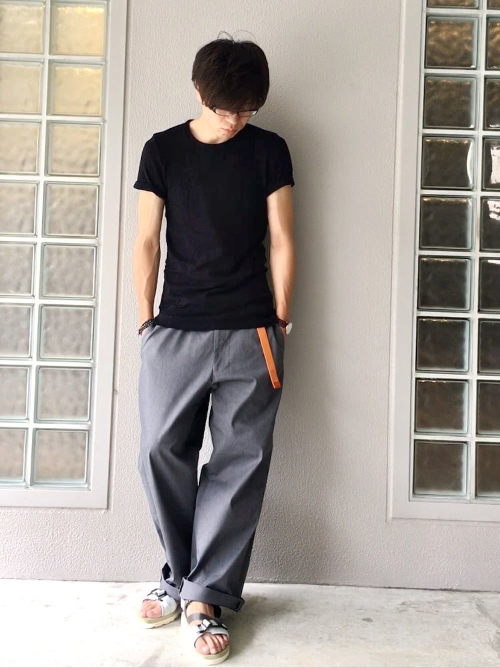 「シンプルスタイル、Tシャツ、summer、ブラック、ワイドパンツ、無地T、サンダル、ストリート、ユニクロ、スポーツサンダル」｜「UNIQLOのアイテム（Tシャツ/カットソー、ホワイト系）」を使った、yokkonさん（メンズ・178cm）の夏コーディネートの1枚目の写真