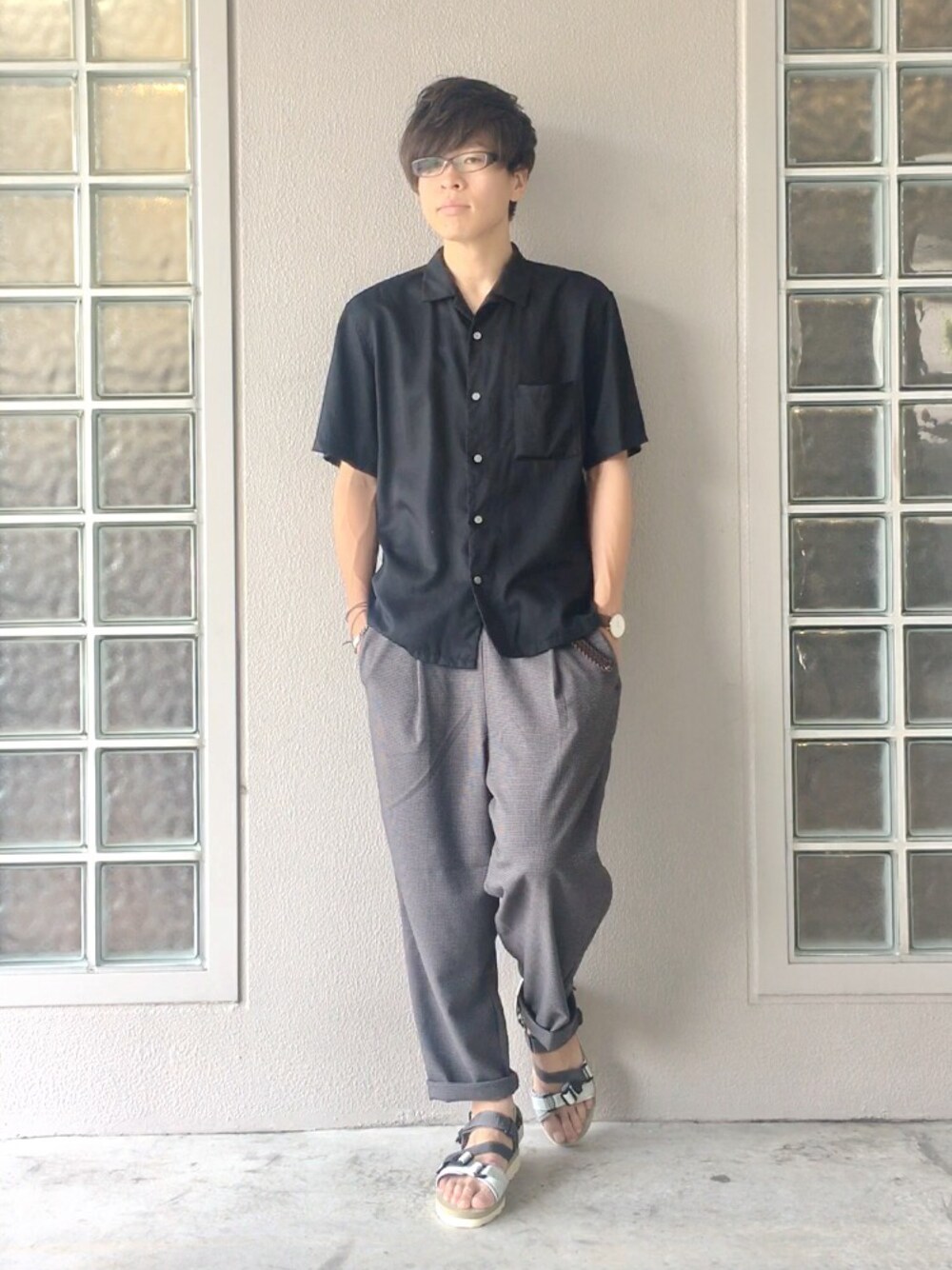 「シンプル、オトナカジュアル、ブラック、モノトーン、リラックススタイル、スポーツサンダル、GU、UNIQLO」｜「UNIQLOのオープンカラーシャツ（半袖）（シャツ/ブラウス、ブラック系）」を使った、yokkonさん（メンズ・178cm）の夏コーディネートの1枚目の写真