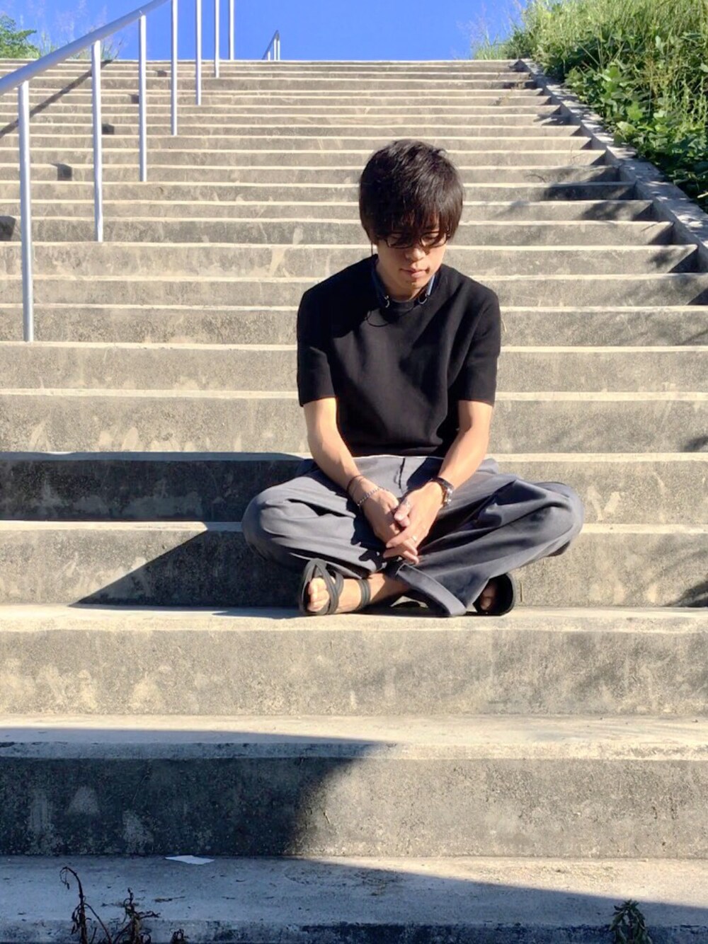 「夏コーデ、ブラック、おしゃれさんと繋がりたい、いいね、save、フォローお願いします🤑、めがね、ロールアップ、サンダル、UNIQLO、GU、スケータースタイル」｜「UNIQLOのミラノリブクルーネックセーター（半袖）（ニット/セーター、ブラック系）」を使った、yokkonさん（メンズ・178cm）の秋コーディネートの1枚目の写真