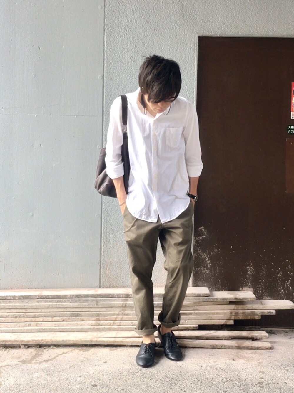 「秋コーデ、シンプルコーデ、めがね、チノパン、オトナカジュアル、fashion、fall、白シャツ」｜「MBのアイテム（シャツ/ブラウス、ホワイト系）」を使った、yokkonさん（メンズ・178cm）の秋コーディネートの1枚目の写真