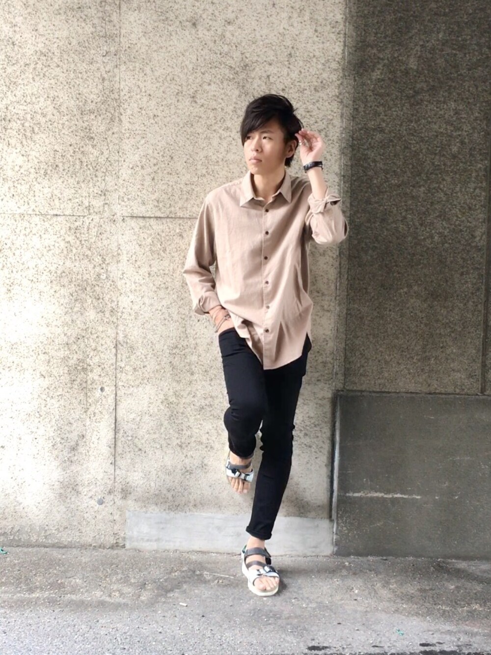 「秋コーデ、カジュアル、おしゃれさんと繋がりたい、スキニーパンツ、ユニクロ、韓流、蟹」｜「UNIQLOのアイテム（シャツ/ブラウス、ベージュ系）」を使った、yokkonさん（メンズ・178cm）の秋コーディネートの1枚目の写真