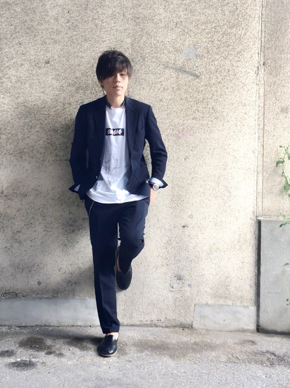 「シンプルコーデ、秋服、オトナカジュアル、ootd、革靴、Tシャツ、シンプル、セットアップ、ロゴT」｜「UNIQLOのアイテム（テーラードジャケット、ブルー系）」を使った、yokkonさん（メンズ・178cm）の秋コーディネートの1枚目の写真