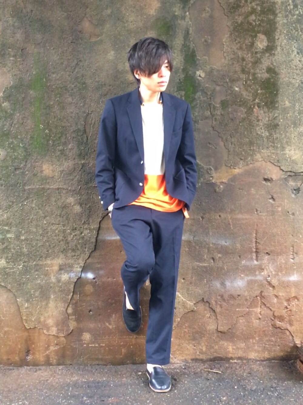 「オトナカジュアル、セットアップ、オレンジ、ネイビー、UNIQLO、プチプラ、レザーシューズ、COS」｜「UNIQLOのアイテム（テーラードジャケット、ブルー系）」を使った、yokkonさん（メンズ・178cm）の秋コーディネートの1枚目の写真