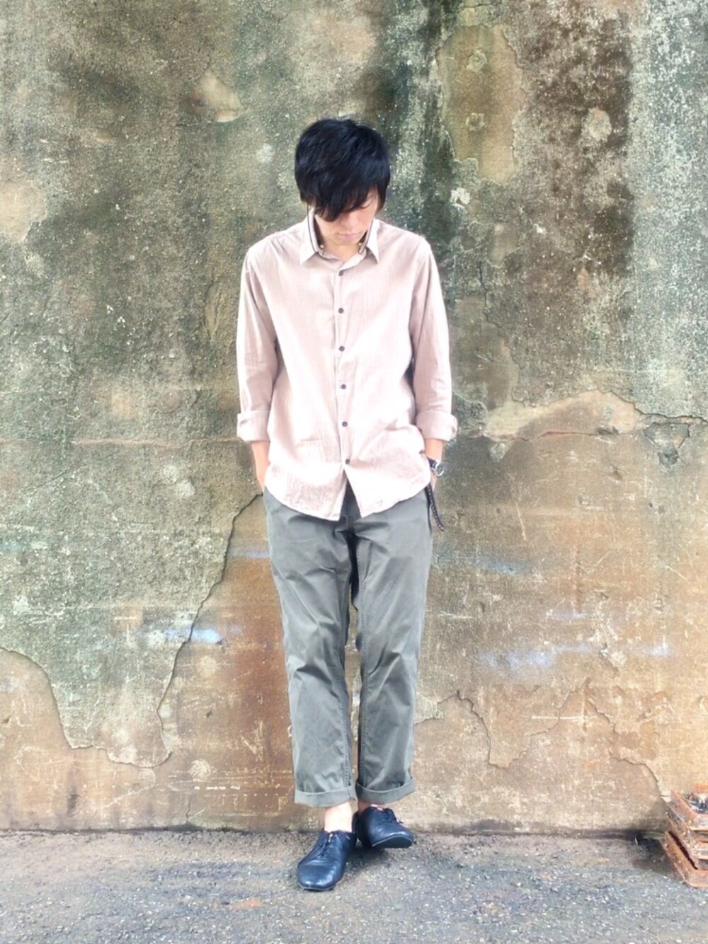 「秋のコーデ、シンプル、秋服、カジュアル、ラフ、プチプラ、シャツスタイル、革靴、UNIQLO、アメカジ」｜「UNIQLOのアイテム（シャツ/ブラウス、ベージュ系）」を使った、yokkonさん（メンズ・178cm）の秋コーディネートの1枚目の写真