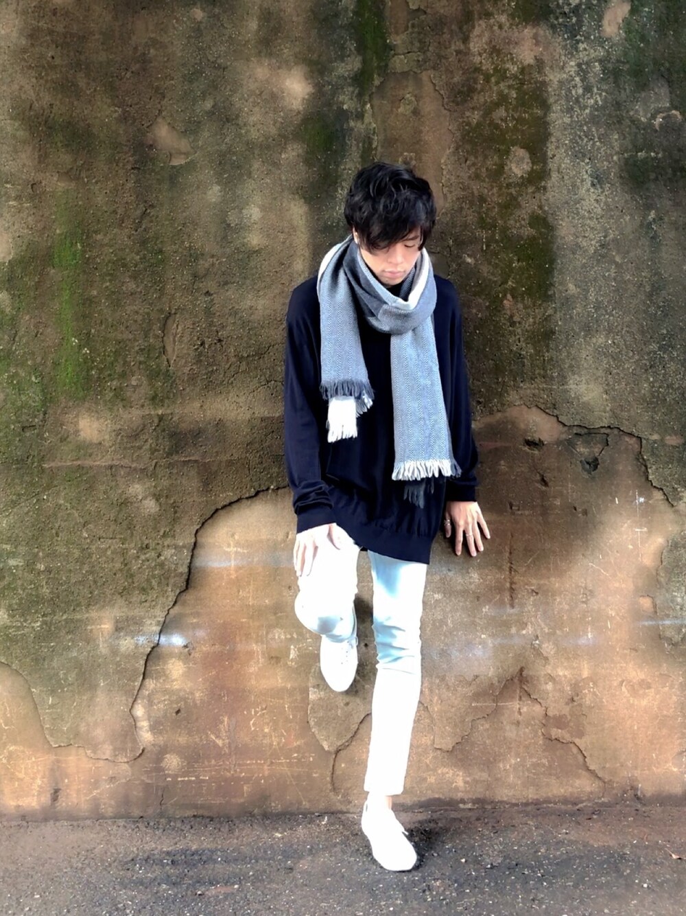 「秋、シンプル、カジュアル、ゆるコーデ、秋コーデ、休日スタイル、ootd、ビッグシルエット、UNIQLO、スキニーデニム」｜「UNITED TOKYOのカシミヤストール（ストール/ショール、グレー系）」を使った、yokkonさん（メンズ・178cm）の秋コーディネートの1枚目の写真