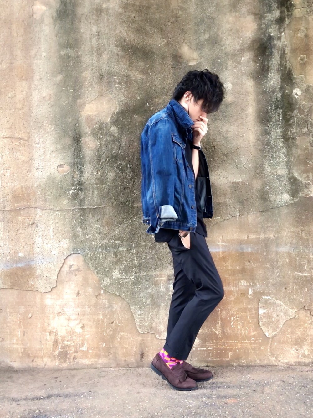 「シンプルコーデ、大人カジュアル、秋のコーデ、デニムジャケット、fashion、柄ソックス、肩掛けカーデ、おしゃれさんと繋がりたい」｜「Bershkaのアイテム（デニムジャケット、ブルー系）」を使った、yokkonさん（メンズ・178cm）の秋コーディネートの1枚目の写真
