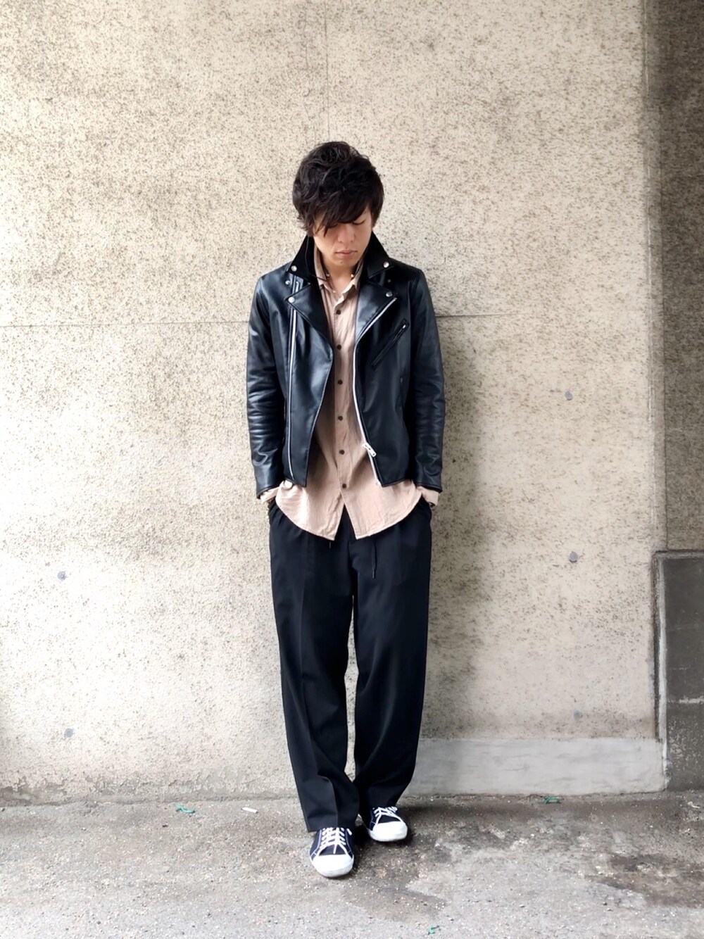 「秋のコーデ、カジュアルコーデ、ootd、ライダース、大人カジュアル、ワイトパンツ、ネルシャツ、ユニクロ」｜「UNIQLOのアイテム（ライダースジャケット、ブラック系）」を使った、yokkonさん（メンズ・178cm）の秋コーディネートの1枚目の写真