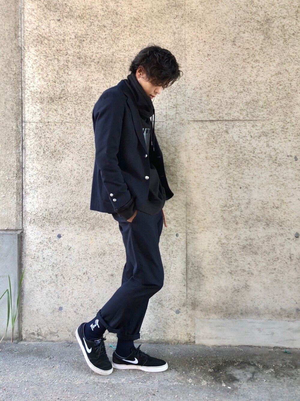 「秋のコーデ、シンプル、オトナカジュアル、カジュアル、street、ユニクロ、スウェット、スポーツミックス、プリントソックス」｜「UNIQLOのアイテム（テーラードジャケット、ブルー系）」を使った、yokkonさん（メンズ・178cm）の秋コーディネートの1枚目の写真