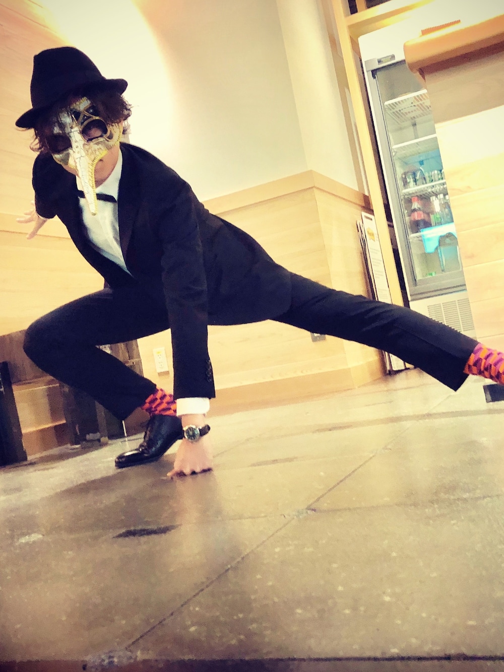 「wearhalloween2017、おしゃれさんと繋がりたい、black、モノトーン、スーツスタイル、スタイリッシュ、柄ソックス」｜「スーツセレクトのアイテム（スーツパンツ、ブラック系）」を使った、yokkonさん（メンズ・178cm）の秋コーディネートの1枚目の写真