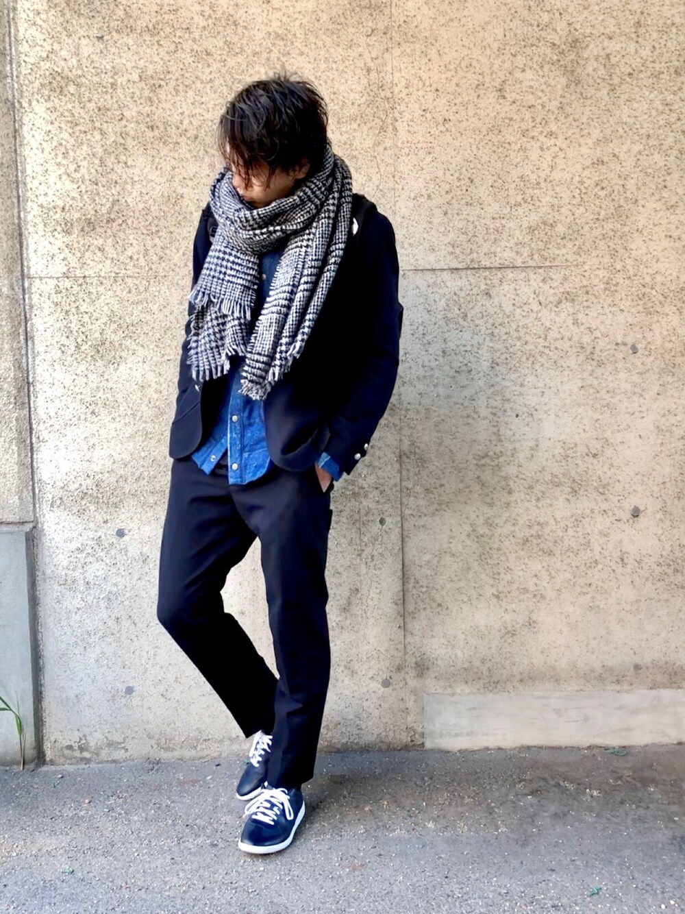 「秋コーデ、冬、スニーカー、ootd、シンプルコーデ、バックパック、オトナカジュアル、ストール、セットアップ、デニムブルゾン」｜「ZARAのアイテム（ストール/ショール、グレー系）」を使った、yokkonさん（メンズ・178cm）の秋コーディネートの1枚目の写真
