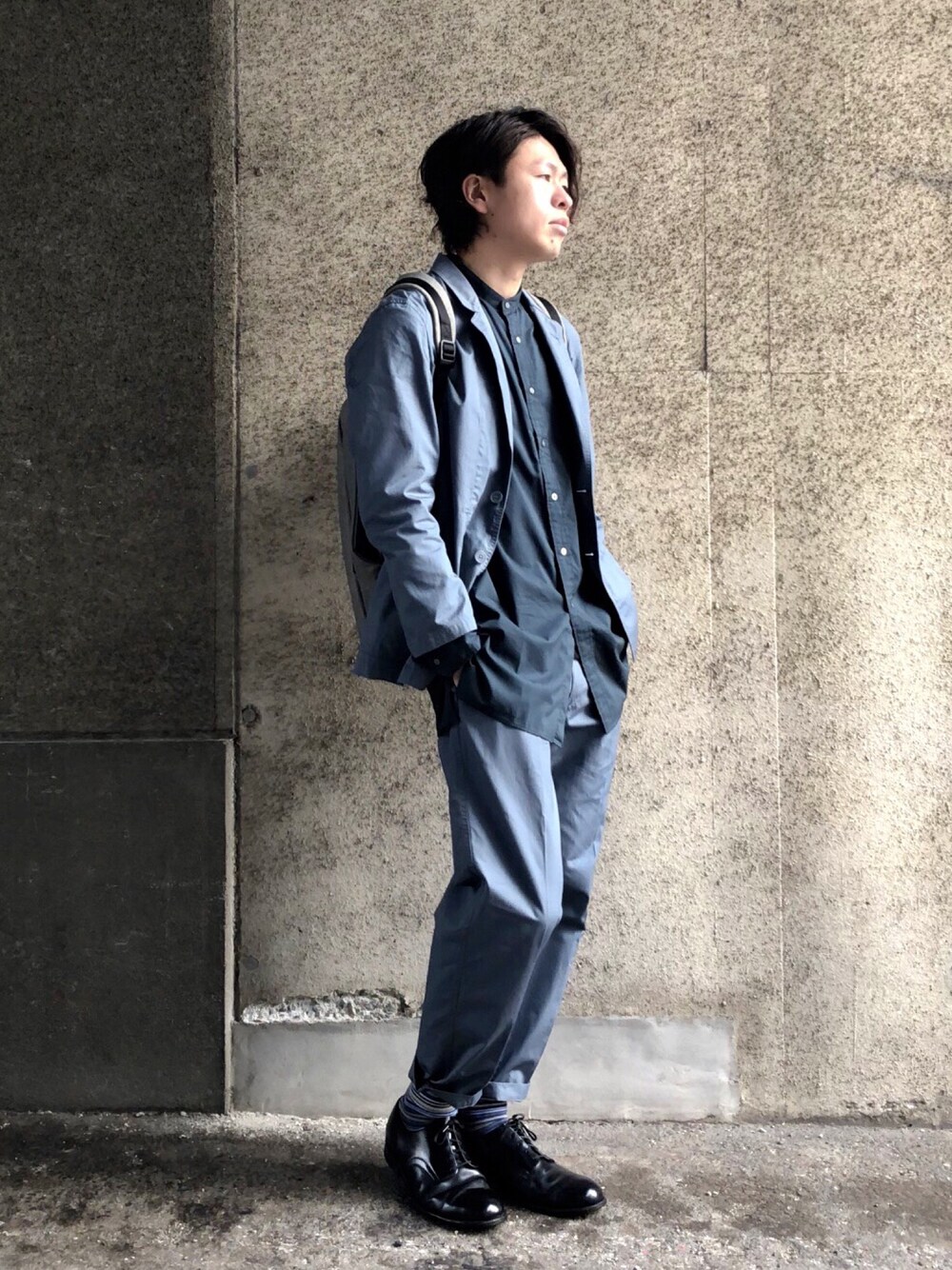「UNIQLO U、春コーデ、グレー、セットアップ、バックパック、革靴」｜「UNIQLOのスタンドカラーシャツ（長袖）＋E（シャツ/ブラウス、ブルー系）」を使った、yokkonさん（メンズ・178cm）の冬コーディネートの1枚目の写真