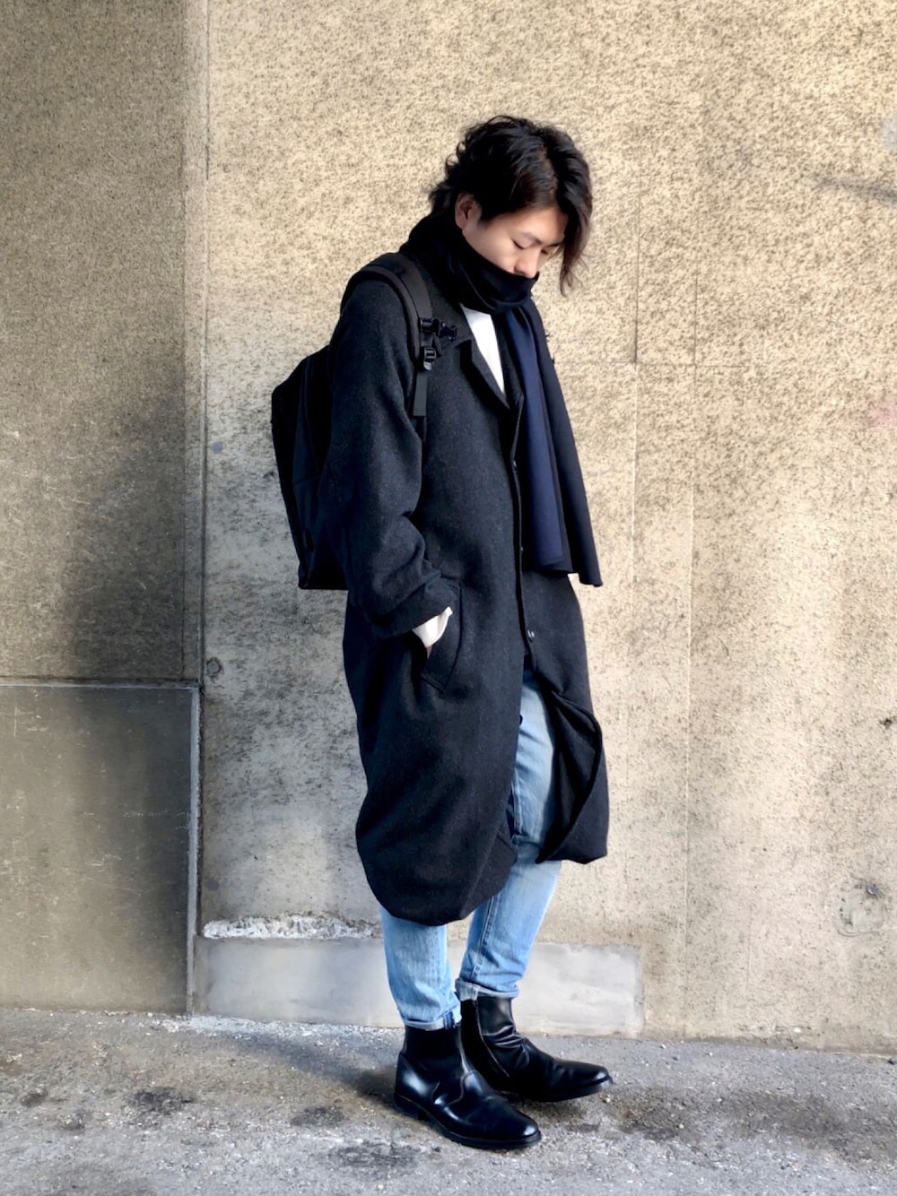 「カジュアルコーデ、古着MIX、ダメージデニムパンツ、古着、デニムパンツ、コート」｜「古着のアイテム（チェスターコート、ブラック系）」を使った、yokkonさん（メンズ・178cm）の冬コーディネートの1枚目の写真