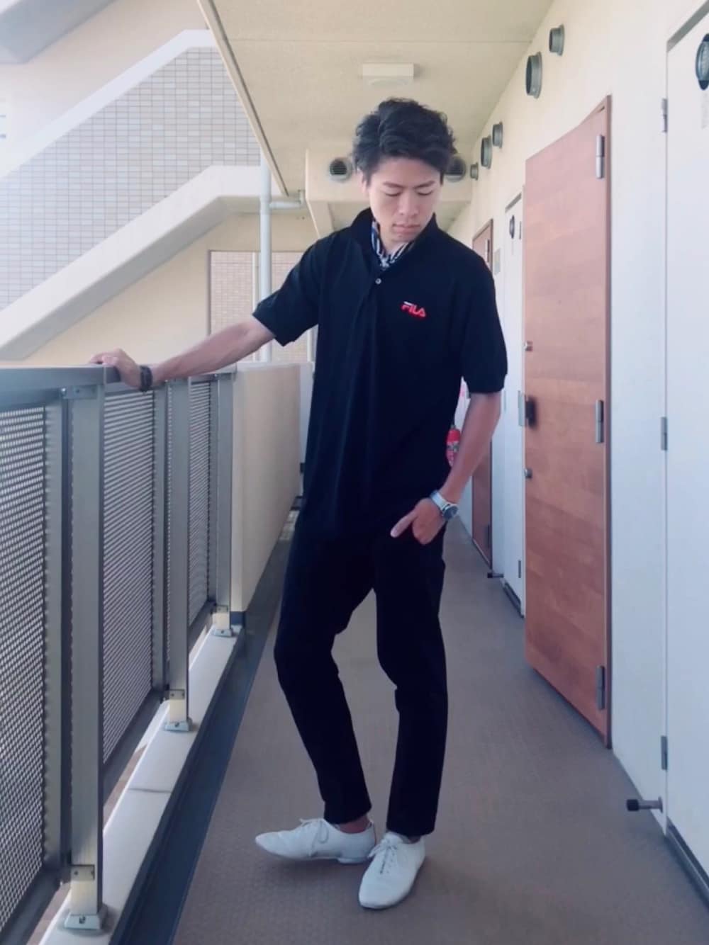 「夏コーデ、休日スタイル、ラフ、カジュアル、ootd、ポロシャツ、モノトーン、ブラック、スラックス、FILA」｜「FILAのアイテム（ポロシャツ、ブラック系）」を使った、yokkonさん（メンズ・178cm）の夏コーディネートの1枚目の写真