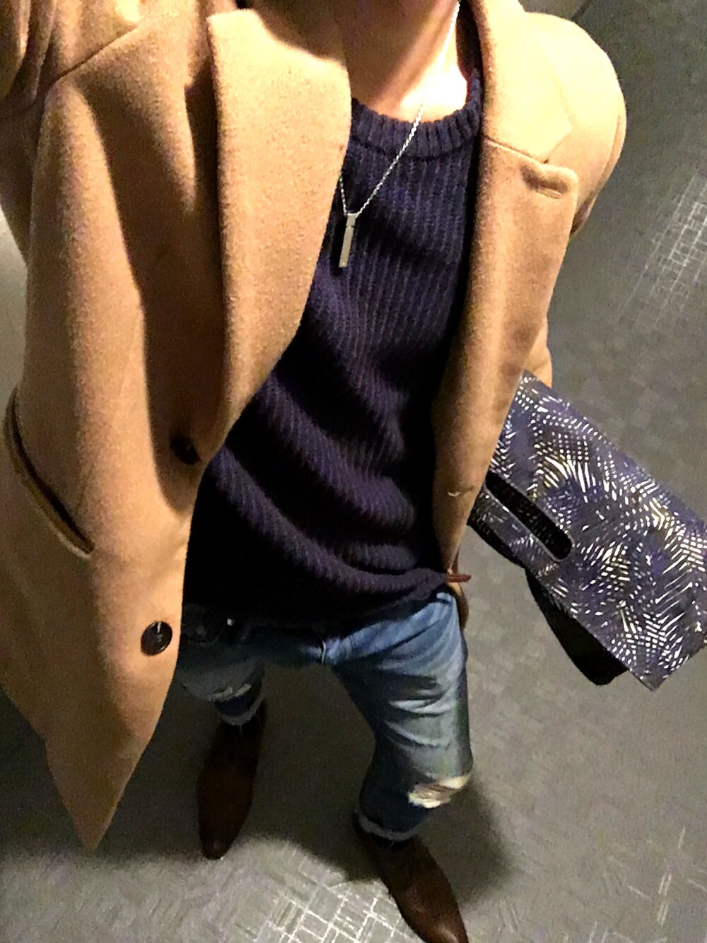 「冬コーデ、大学生、ニット、デニムパンツ、革靴、チェスターコート、シンプル、きれいめカジュアル」｜「BOYCOTTの◆サイド編み地切り替えニット（ニット/セーター、ブルー系）」を使った、T.K.Mさん（メンズ・171cm）の秋コーディネートの1枚目の写真