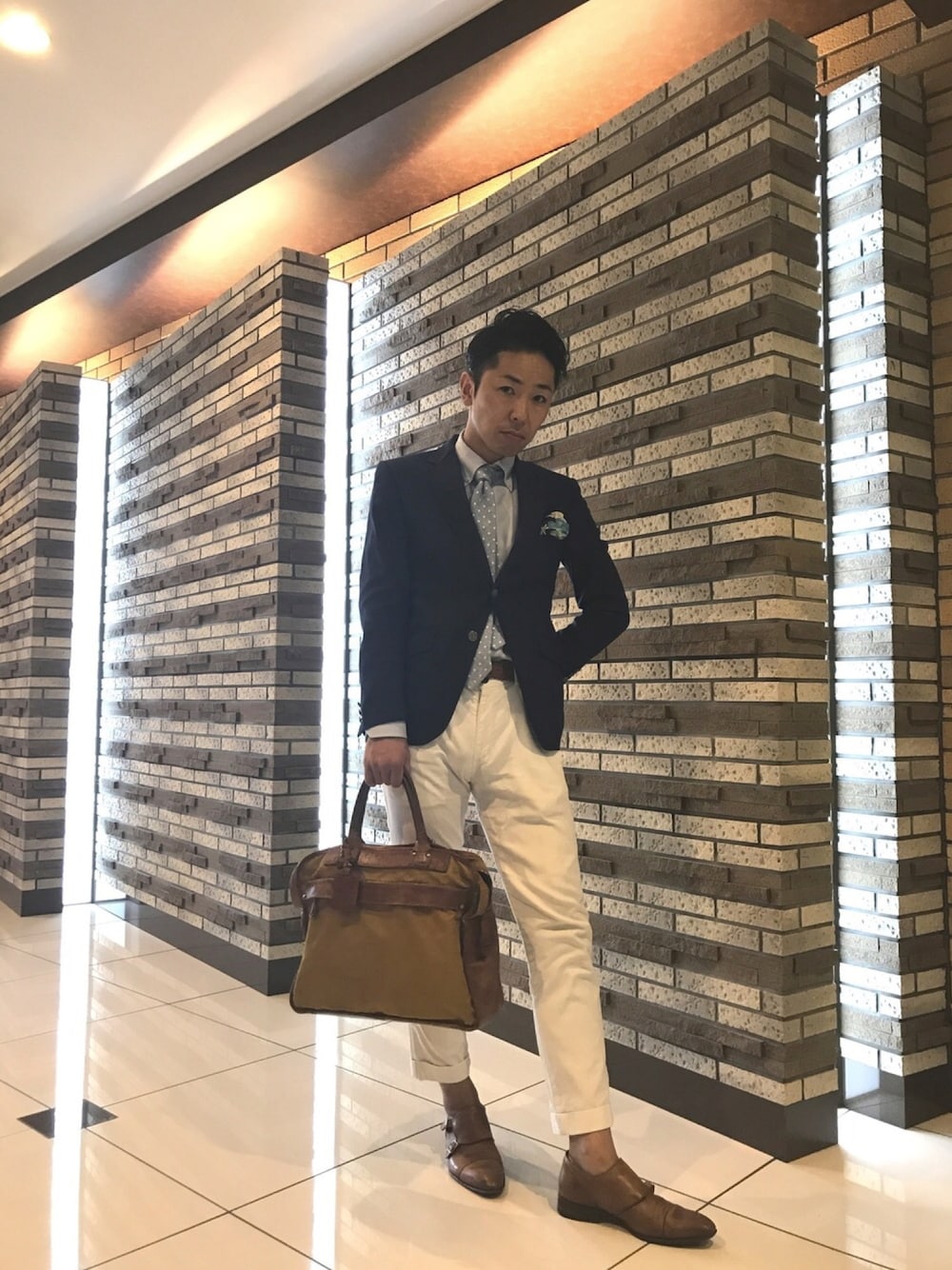 ブルー系のテーラードジャケット、ホワイト系のチノパンツ、ブラウン系のドレスシューズを着用したメンズの秋コーディネートの1枚目の写真