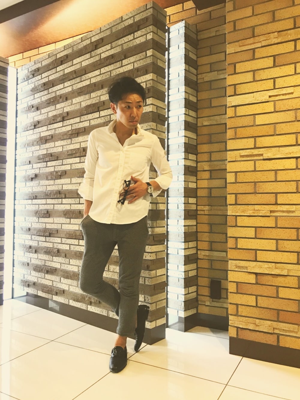 ホワイト系のシャツ/ブラウス、グレー系のその他パンツ、ブラック系のローファーを着用したメンズの秋コーディネートの1枚目の写真