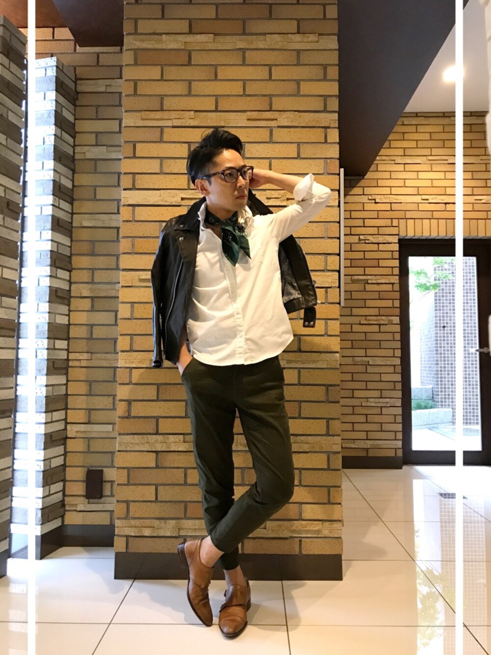 ブラウン系のライダースジャケット、ホワイト系のシャツ/ブラウス、グリーン系のその他パンツを着用したメンズの秋コーディネートの1枚目の写真