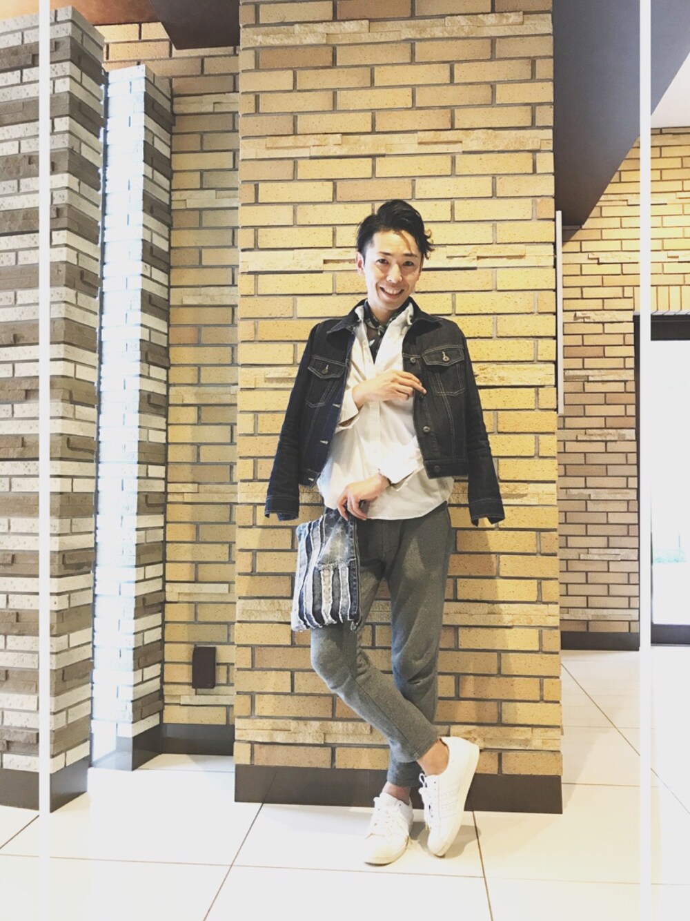 「フォロバ、秋コーデ、デニムジャケット、スウェットパンツ、スーパースター、おしゃれさんと繋がりたい、足元倶楽部、おしゃれになりたい、小さいメンズ、細いメンズ」｜「GUのアイテム（デニムジャケット、ブルー系）」を使った、yappyさん（メンズ・168cm）の秋コーディネートの1枚目の写真