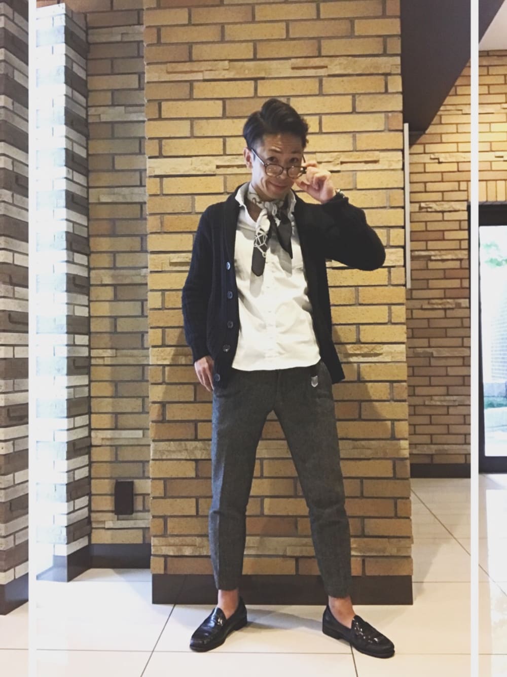 ブラック系のカーディガン/ボレロ、ホワイト系のシャツ/ブラウス、グレー系のスラックスを着用したメンズの秋コーディネートの1枚目の写真