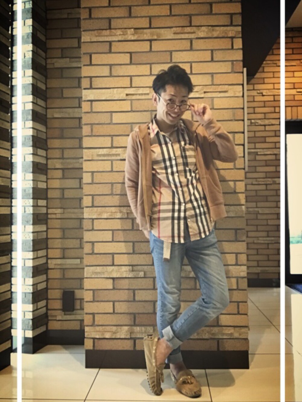 ベージュ系のシャツ/ブラウス、ブルー系のデニムパンツ、ベージュ系のモカシン/デッキシューズを着用したメンズの春コーディネートの1枚目の写真