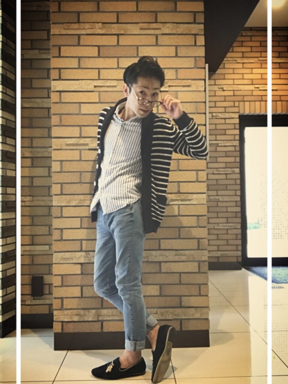 ブルー系のカーディガン/ボレロ、ブルー系のデニムパンツ、ブルー系のローファーを着用したメンズの春コーディネートの1枚目の写真