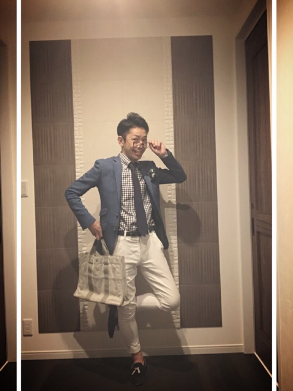 ブルー系のテーラードジャケット、ホワイト系のチノパンツ、ブルー系のローファーを着用したメンズの夏コーディネートの1枚目の写真