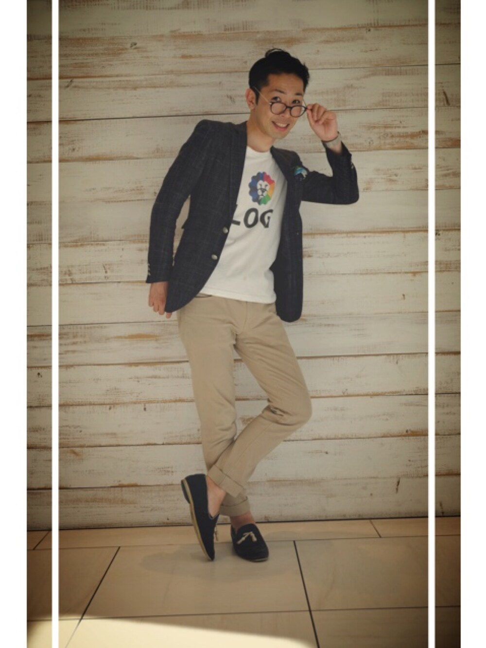 ホワイト系のTシャツ/カットソー、ベージュ系のスラックス、ブルー系のローファーを着用したメンズの夏コーディネートの1枚目の写真