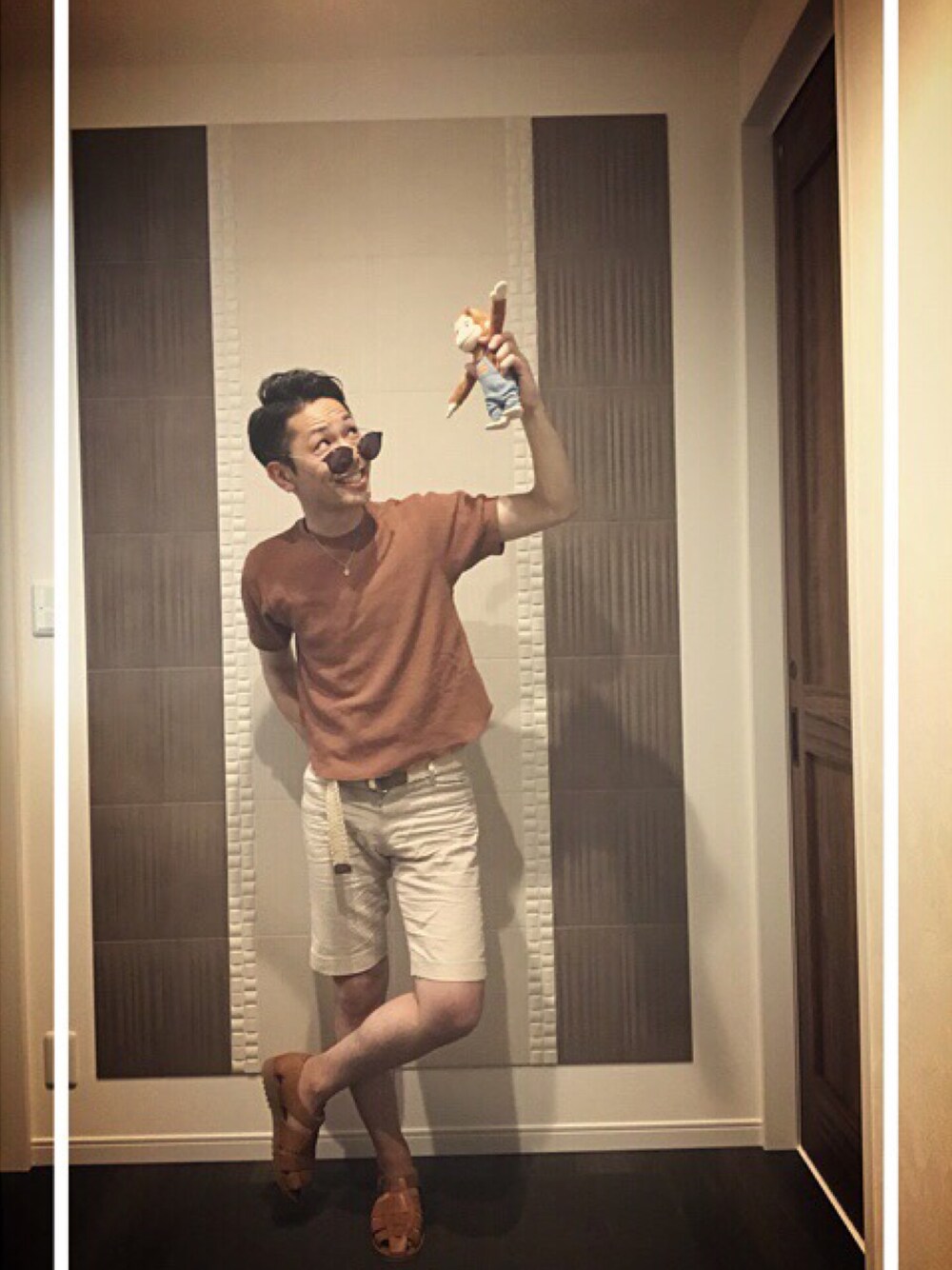 「おさるのジョージ、ブラウン、ブラウンコーデ、ショートパンツ、パラブーツ グルカサンダル、Paraboot、関西限定お買い物同行、ファッションブロガー、インスタグラマー、フォロバ」｜「UNIQLOのワッフルクルーネックT（5分袖）（Tシャツ/カットソー、ブラウン系）」を使った、yappyさん（メンズ・168cm）の夏コーディネートの1枚目の写真