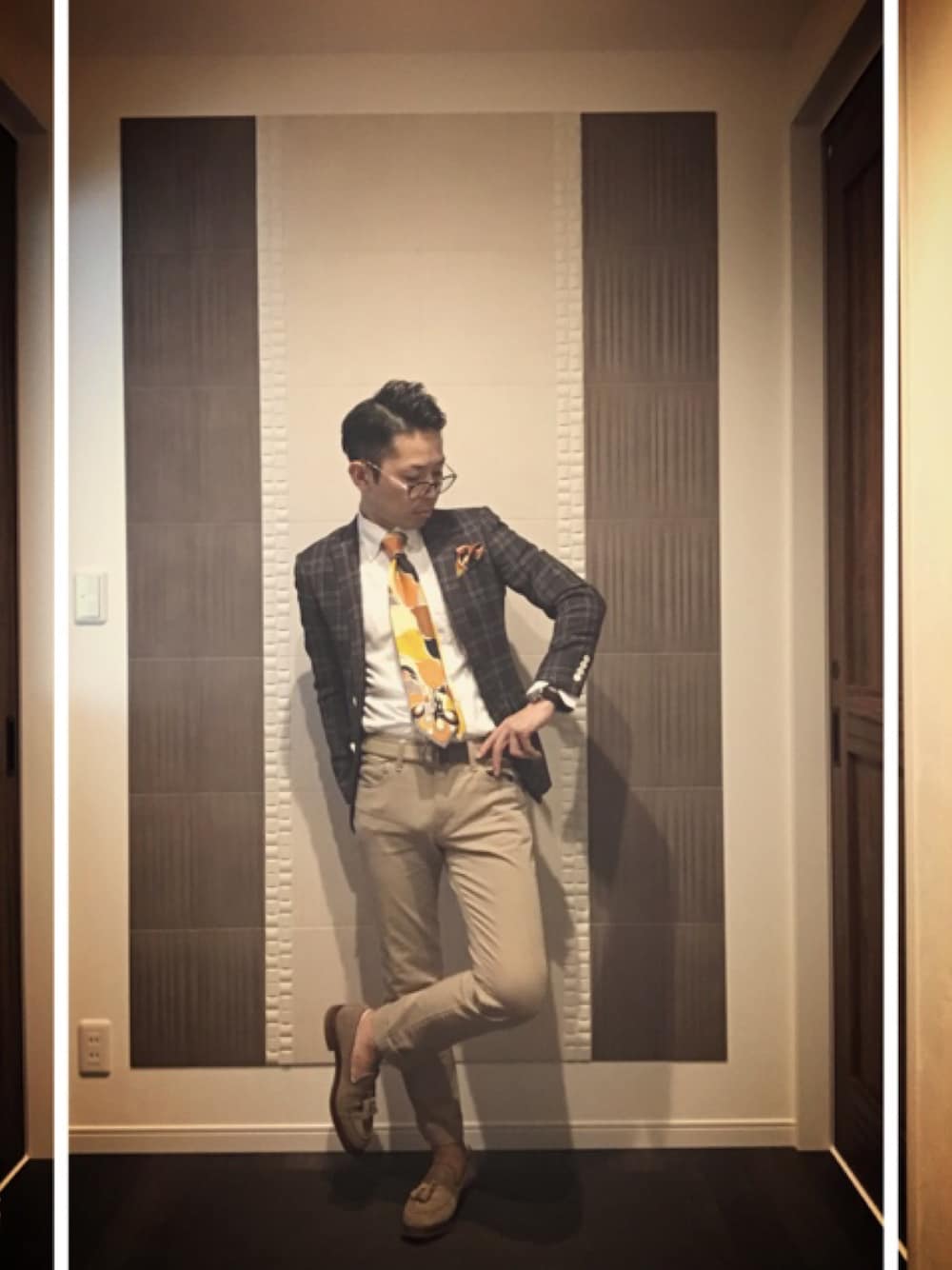 ブラウン系のテーラードジャケット、ベージュ系のその他パンツ、ベージュ系のローファーを着用したメンズの秋コーディネートの1枚目の写真