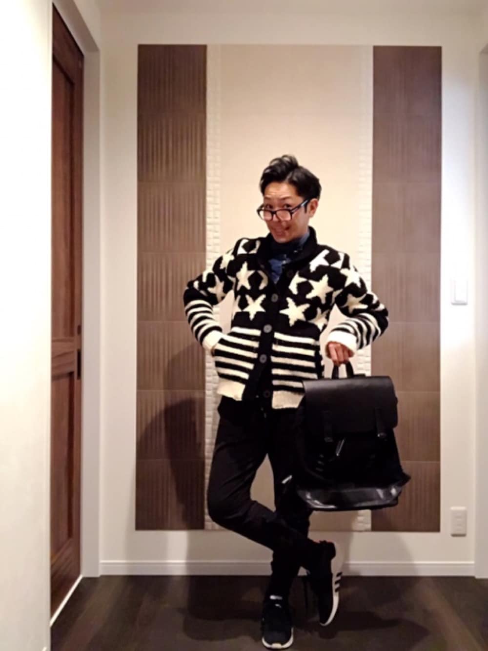 ブラック系のバックパック/リュック、ホワイト系のその他アウター、ブラック系のスニーカーを着用したメンズの冬コーディネートの1枚目の写真