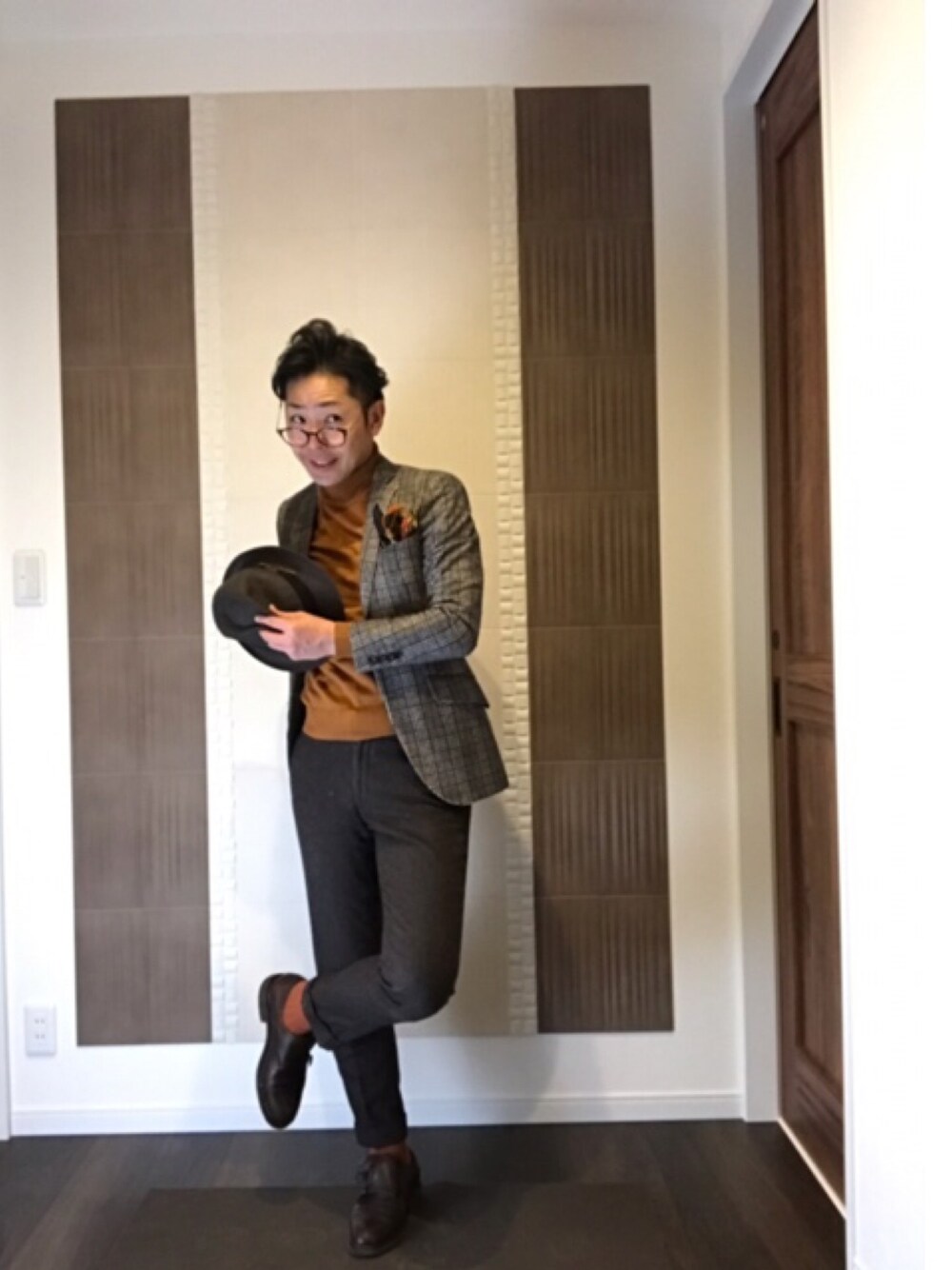 ブラウン系のテーラードジャケット、ブラウン系のドレスシューズを着用したメンズの春コーディネートの1枚目の写真