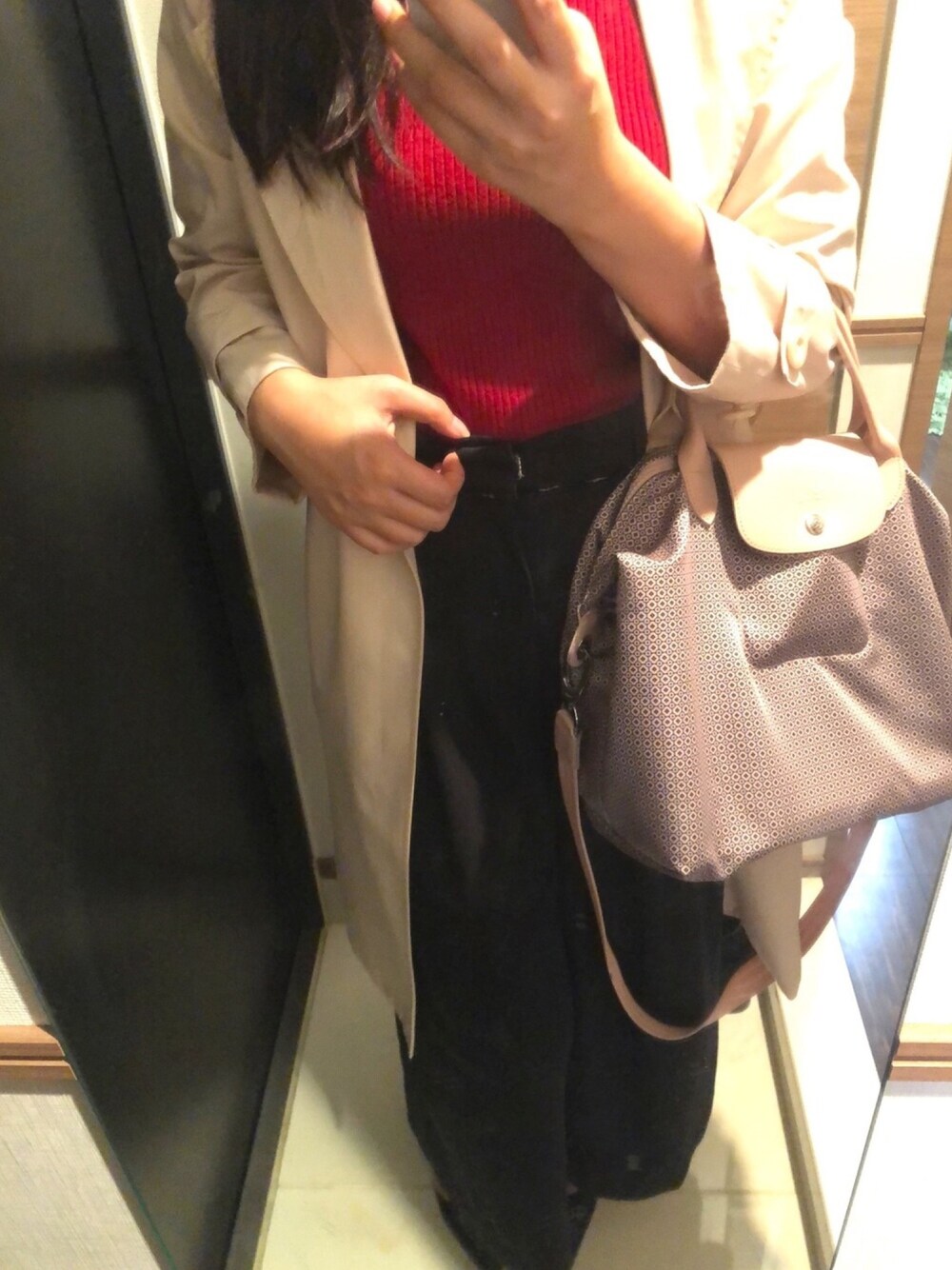 「autumn、LONGCHAMP、通勤コーデ、トレンチコート、レッド、JUSGLITTY、GUILD PRIME、apuweiser-riche」｜「GUILD PRIMEのアイテム（その他パンツ、その他）」を使った、Kaoriさん（レディース・167cm）の秋コーディネートの1枚目の写真