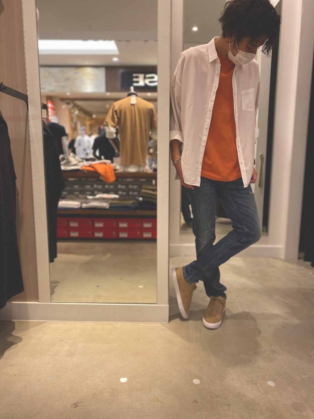 ホワイト系のシャツ/ブラウス、オレンジ系のTシャツ/カットソー、ブルー系のデニムパンツを着用したメンズの春コーディネートの1枚目の写真