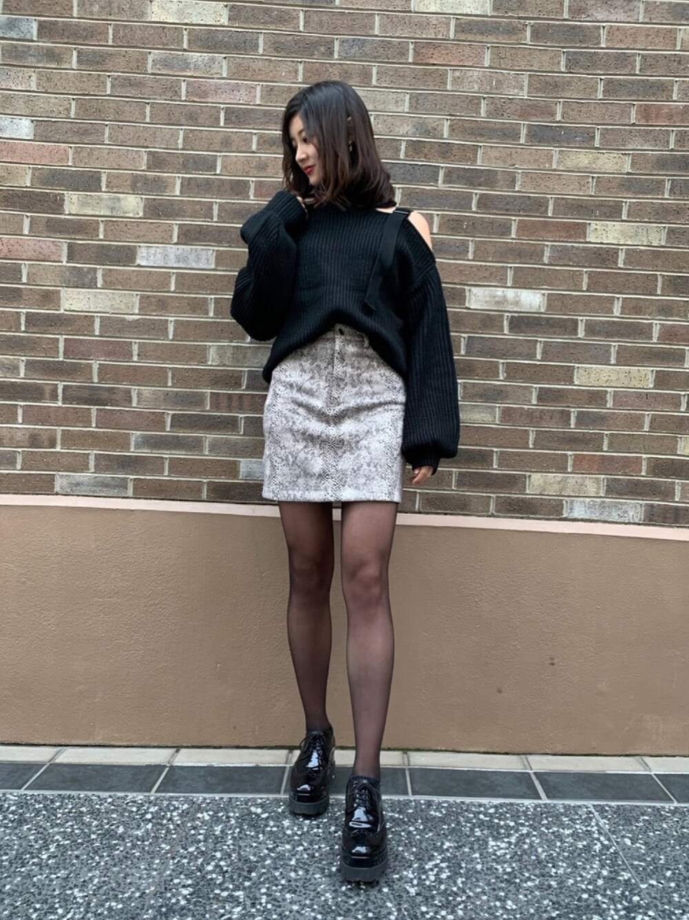 「EMODA、冬コーデ、トップス、スカート、タイツ、ユニバ、おしゃれさんと繋がりたい」｜「EMODAのベルトショルダーニットトップ（ニット/セーター、ブラック系）」を使った、ゆーなさん（レディース・167cm）の冬コーディネートの1枚目の写真