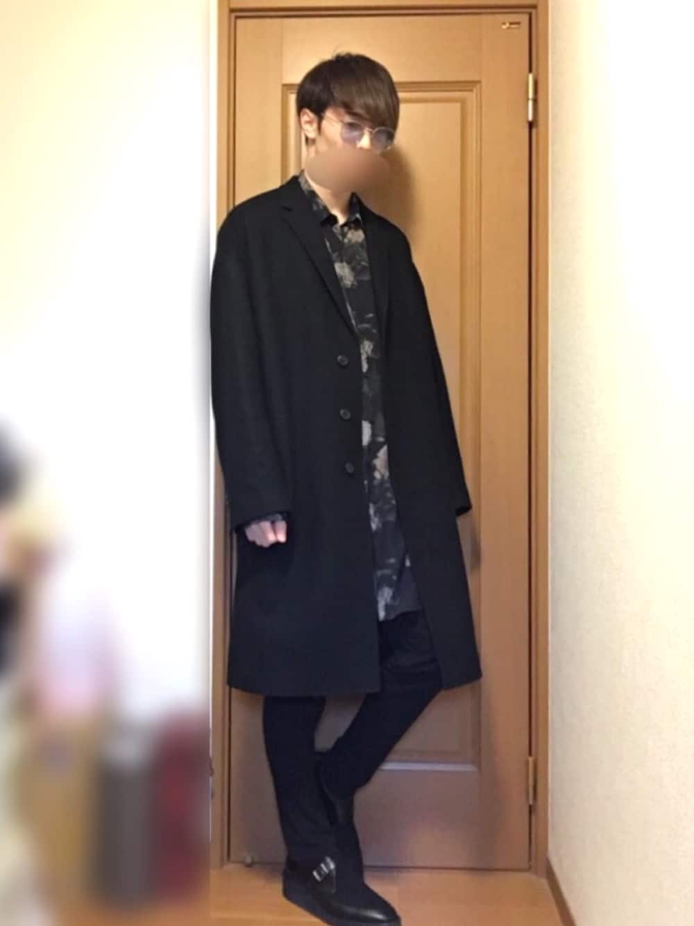 ブラック系のチェスターコート、ブラック系のシャツ/ブラウス、ブラック系のその他パンツを着用したメンズの冬コーディネートの1枚目の写真