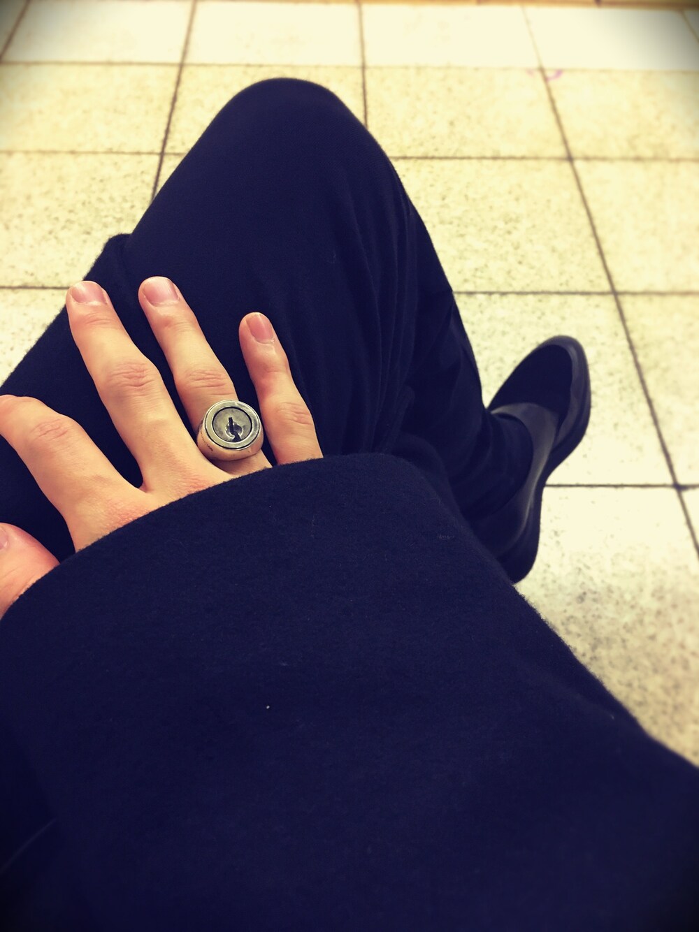 ブラック系のスニーカー、ブラック系のその他パンツ、ブラック系のチェスターコートを着用したメンズの冬コーディネートの1枚目の写真