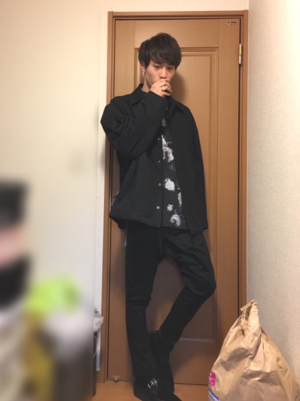 ブラック系のナイロンジャケット、ブルー系のシャツ/ブラウス、ブラック系のその他パンツを着用したメンズの春コーディネートの1枚目の写真
